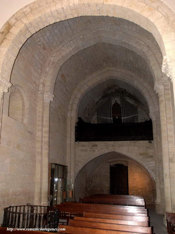 INTERIOR DEL TEMPLO HACIA LOS PIES
